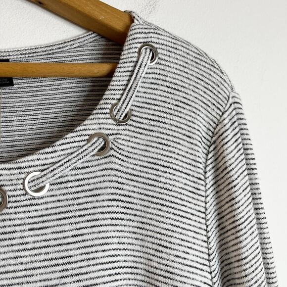Rafaella Women's Tunic Sweater Sz L Striped Gray & White Asymmetric Grommet Neck - Picture 3 of 9
